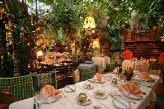 Необычные заведения. Французский ресторан с цветочным интерьером.