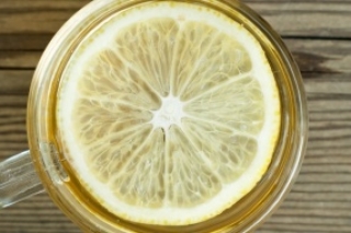 Несколько причин пить лимонную воду по утрам