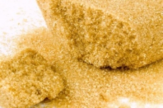 Почему коричневый сахарный песок превращается в комок?