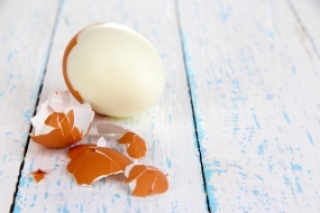 Почему свежие яйца так трудно очищать?