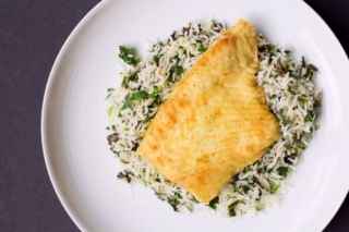 Рис зеленью и белой рыбой